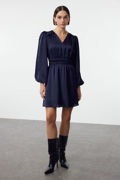 Trendyol Collection Szatén mini szőtt ruha - sötétkék, A-vonalú, V-nyakú TWOAW25EL00418
