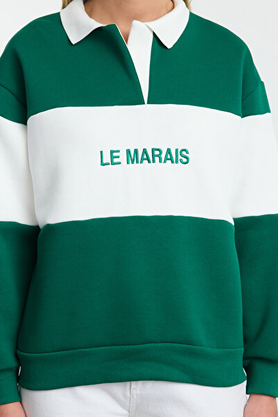 Trendyol Collection Smaragdově zelená mikina s vyšívaným límečkem Polo – silný fleece, Regular Fit Twoaw24Sw00397