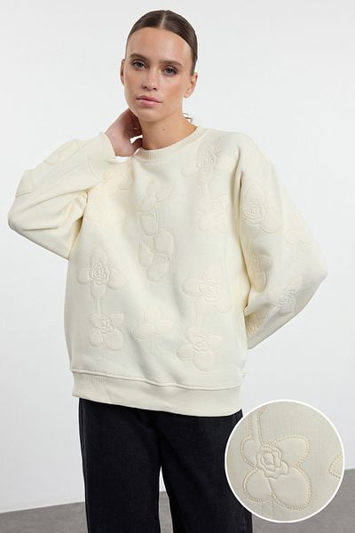 Trendyol Collection Detailní pletená mikina s ecru výšivkou - Regular Fit Twoaw25sw00224