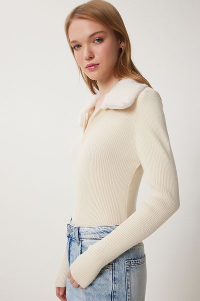 Happiness İstanbul Cremefarbener Strickpullover mit Kunstpelzkragen für Damen YY00099