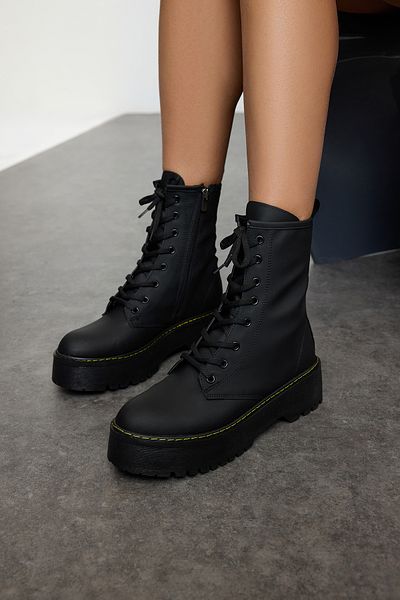 TRENDYOL SHOES Чорні черевики на шнурівці на платформі з товстою плоскою підошвою TAKAW25BO00061