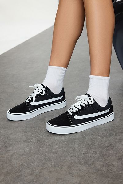 TRENDYOL SHOES Schwarze Schnür-Kontrast-Sportschuhe für Damen TAKAW25SN00068