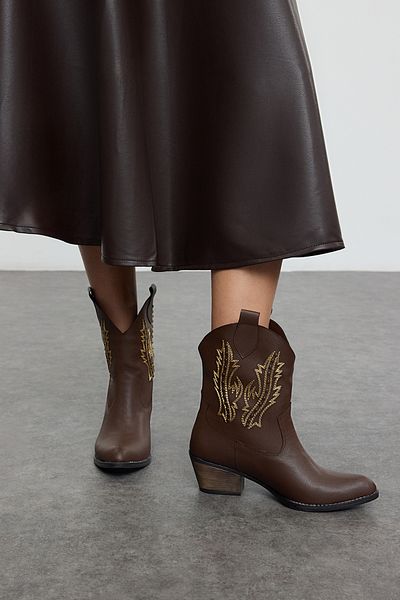 TRENDYOL SHOES Тъмнокафяви дамски каубойски ботуши с бродирани блокчета Takaw25Bo00058