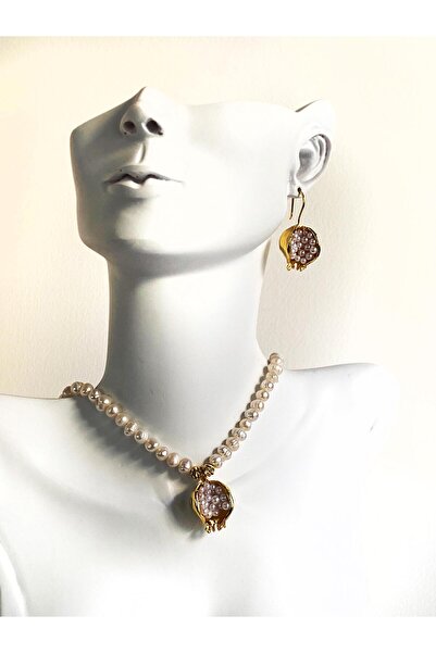 ı feel free more then ever that moment قلادة بتصميم خاص من لؤلؤ المياه العذبة بطرف الرمان واللؤلؤ