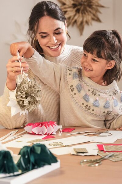 Tchibo مجموعة الحرف اليدوية على شكل نجوم من أكياس ورقية، باللونين الأحمر والأبيض