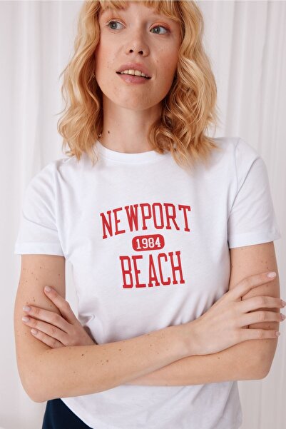 TUBİA تي شيرت نسائي قصير الأكمام مطبوع عليه نيوبورت باللون الأبيض الفاتح