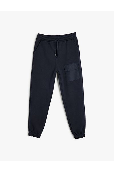 Koton Basic-Jogger-Jogginghose mit Taschendetail zum Binden an der Taille und Band