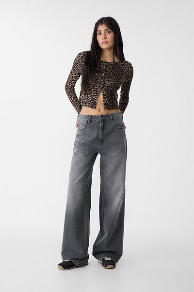 Stradivarius Ribbed leopard print T-shirt with buttons