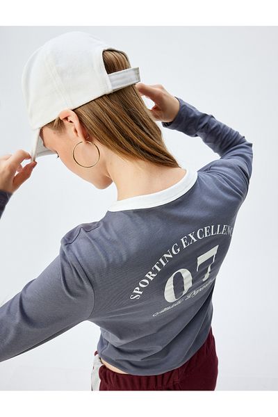 Koton Tricou cu mânecă lungă, imprimat pe spate, cu tematică colegiu, decolteu triplu