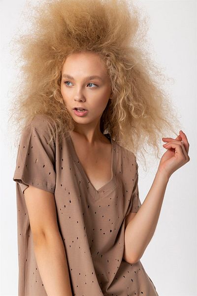 TF The Fancy For You تي شيرت نسائي فاخر برقبة على شكل حرف V مع تفاصيل قطع ليزر كاملة