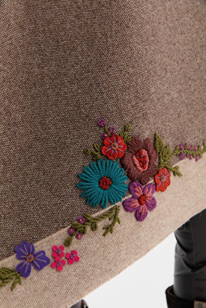 Desen Triko Μεγάλο μάλλινο σάλι σε μπεζ χρώμα - Γυναικείο σάλι με κέντημα στην άκρη