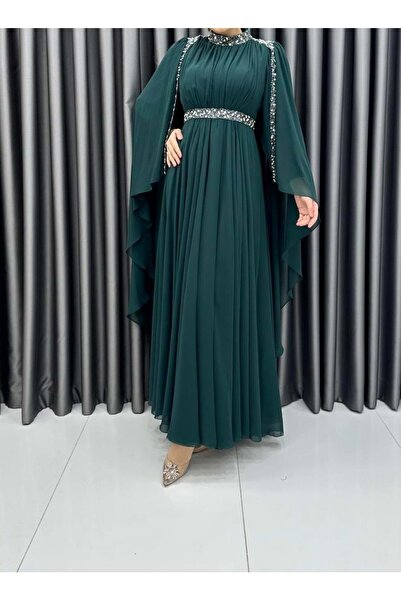 Famelin 24Y714 ABİYE ELBİSE ŞİFON YAKA OMUZ TAŞ DETAYLI PELERİNLİ ZÜMRÜT