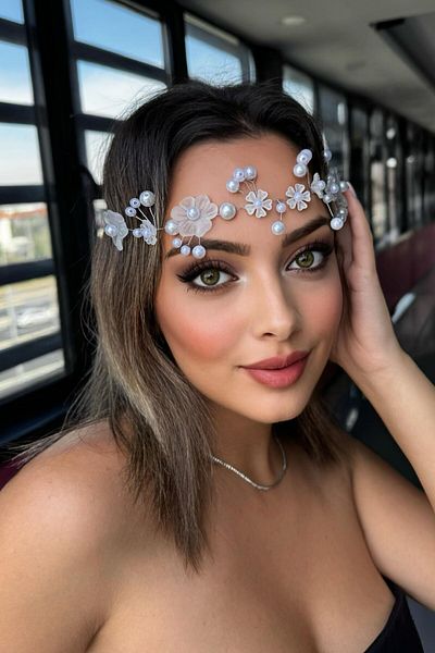 TAKIŞTIR إكسسوار شعر بتفاصيل لؤلؤية على شكل زهرة فضية اللون