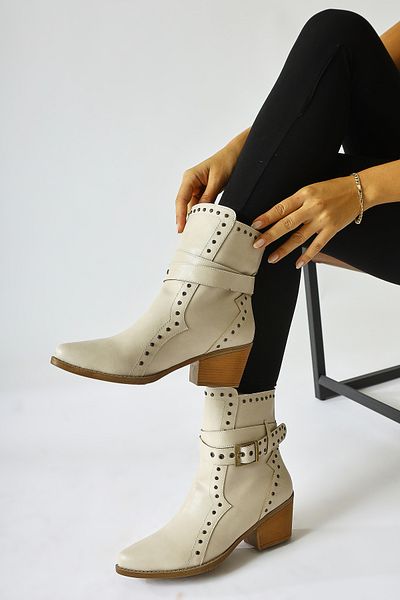 Limoya Torin Beige Staple Λεπτομερείς γυναικείες μπότες Western με ζώνη με μυτερή μύτη, γυναικείο μποτάκι