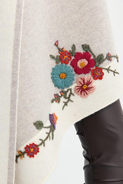 Desen Triko Γυναικείο μάλλινο σάλι με κέντημα με λουλούδια στα δύο άκρα