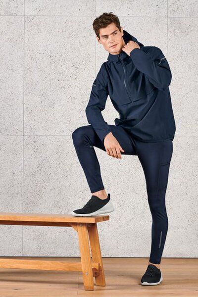 Tchibo سترة واقية من الرياح بغطاء رأس للرجال، باللون الأزرق الداكن