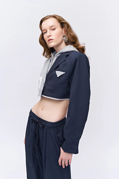 Quzu Match Λεπτομερές κοντό μπουφάν με κουκούλα ανοιχτό γκρι