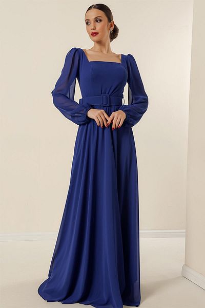 By Saygı Langes Abendkleid aus Chiffon mit quadratischem Ausschnitt, Gürtel und Taillenfutter