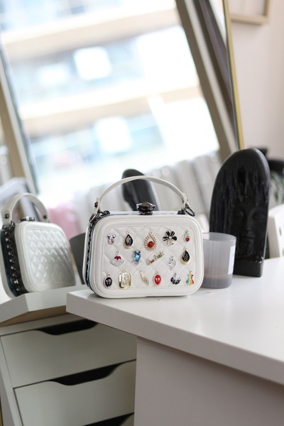 Moom Bag حقيبة يد نسائية على شكل صندوق أبيض منقوشة بالألماس مع إكسسوارات