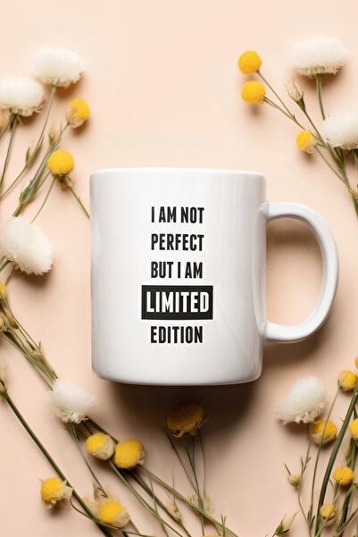 Satranç Medya كوب مطبوع عليه عبارة "I Am Not Perfect But I Am Limited Edition"