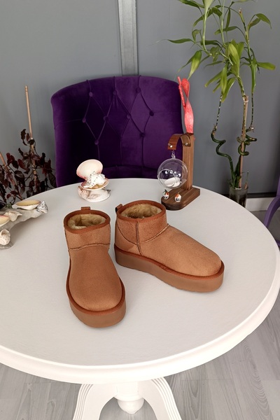 LA CALZATURE حذاء نسائي من جلد الغزال البني الصغير للغاية بطول الكاحل مع فرو ...