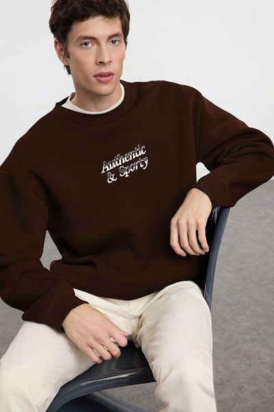 Trendyol Collection Σκούρο καφέ κεντημένο φούτερ φλις μεγάλου μεγέθους - TMNAW25SW00012