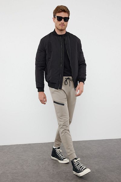 Trendyol Collection Σκούρο μπεζ ραμμένο με λεπτομερή αθλητικά παντελόνια φούτερ - κανονική εφαρμογή TMNAW25EA00024