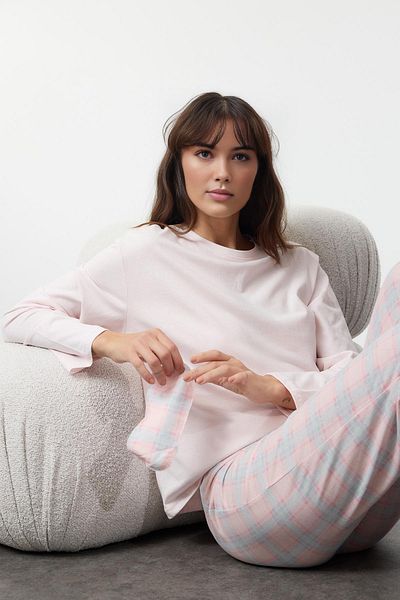 Trendyol Collection Kariertes rosa-mehrfarbiges gestricktes Pyjama-Set THMAW25PT00181