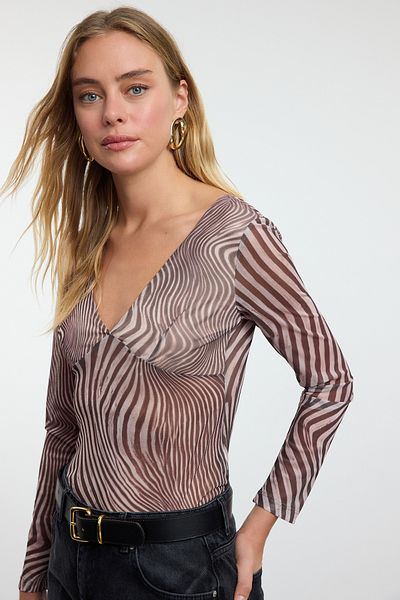 Trendyol Collection Μπλούζα με λαιμόκοψη με λεοπάρ στάμπα με ελαστική εφαρμογή - Καφέ*001 TWOAW25BZ00250
