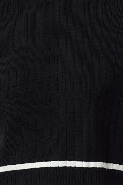 Edit by Trendyol Čierna farba Blocked Crew Neck Pletený sveter Tedaw25Kz00025