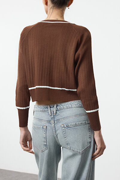 Edit by Trendyol Pulover de tricotaj cu gât de culoare maro TEDAW25KZ00025