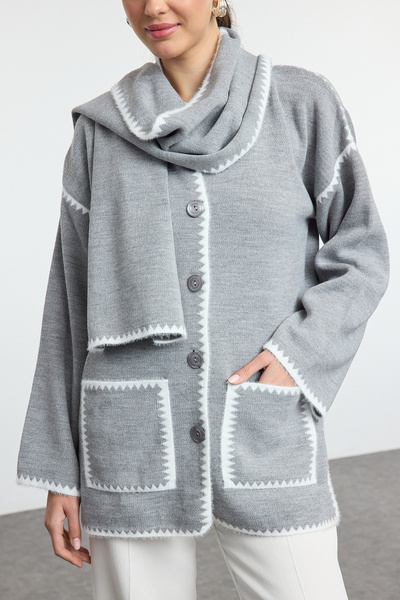 Trendyol Collection Široký střih - Měkká textura šedý pletený svetr s detailem vousů - Twoaw25Hi00006