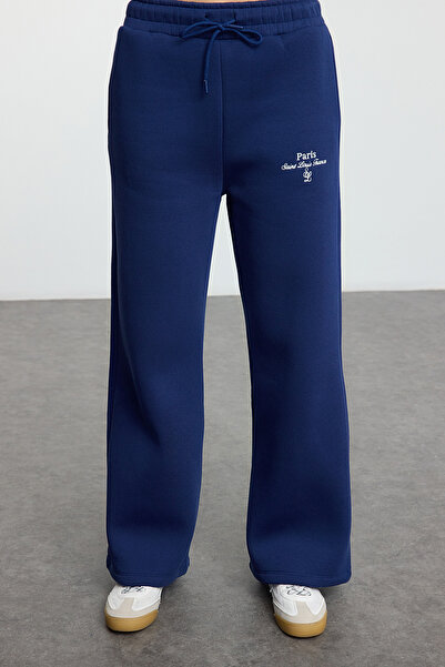 Trendyol Collection Sötétkék hímzett szlogen gyapjú vastag tréningruha szett - Twoaw25Em00014