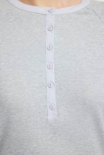 Trendyol Collection Pružná pletená halenka s šedým melanžem a šňůrkou – pravidelný střih, zapínání – Twoaw25Bz00033