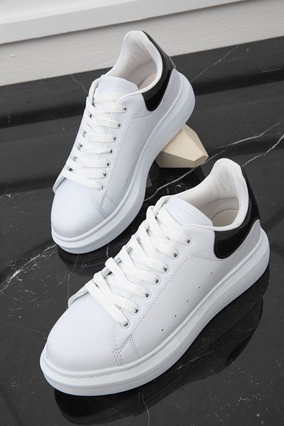SOHO Weiß-Schwarzer Damen-Sneaker aus Lackleder 19845