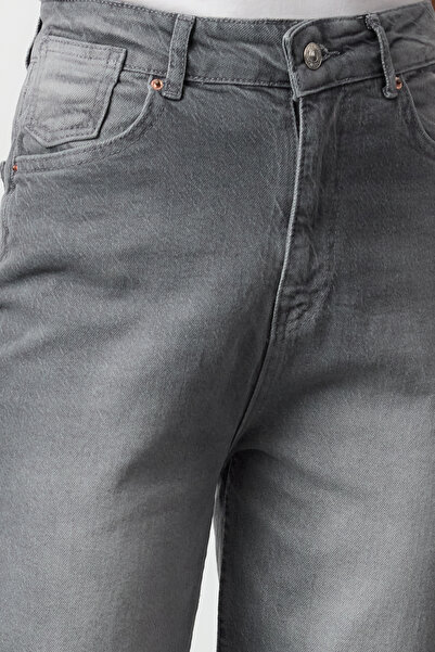 Trendyol Collection Šedé džíny Mom JEans s vysokým pasem - Comfort TWOAW25je00172