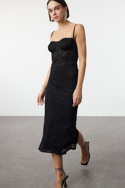Trendyol Collection Schwarzes, gestricktes, gefüttertes Spitzen-Midikleid TPRAW25EL00120