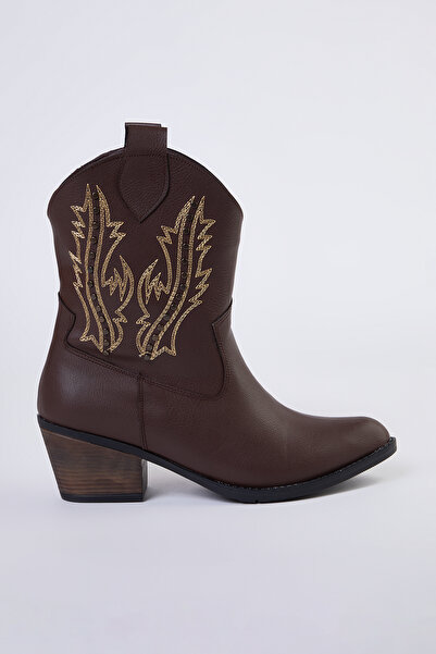 TRENDYOL SHOES Tmavě hnědé vyšívané kovbojské boty na podpatku pro ženy TAKAW25BO00058
