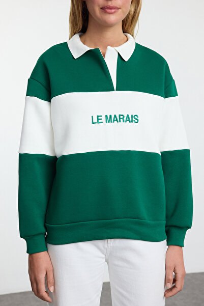 Trendyol Collection Smaragdově zelená mikina s vyšívaným límečkem Polo – silný fleece, Regular Fit Twoaw24Sw00397