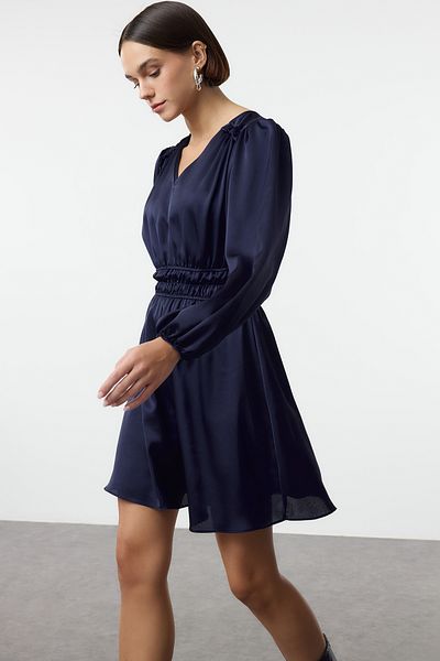 Trendyol Collection Szatén mini szőtt ruha - sötétkék, A-vonalú, V-nyakú TWOAW25EL00418