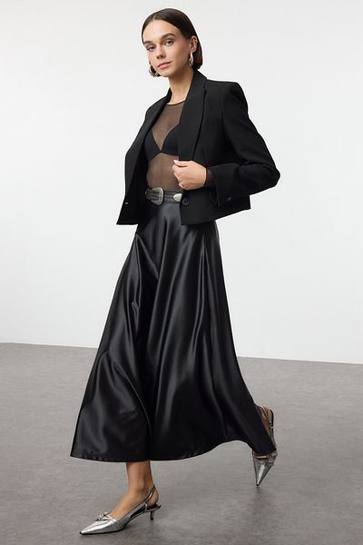 Trendyol Collection Černá a Line/Bell Cut Midi sukně Twoaw25Et00111