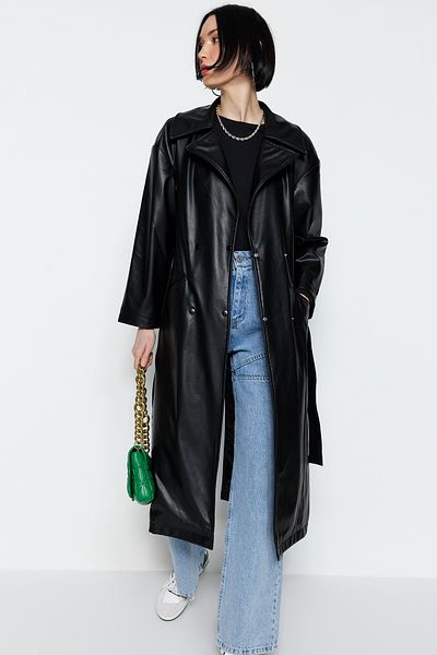 Trendyol Collection Schwarzer, weit geschnittener Trenchcoat aus Kunstleder mit Gürtel TWOAW23TR00016