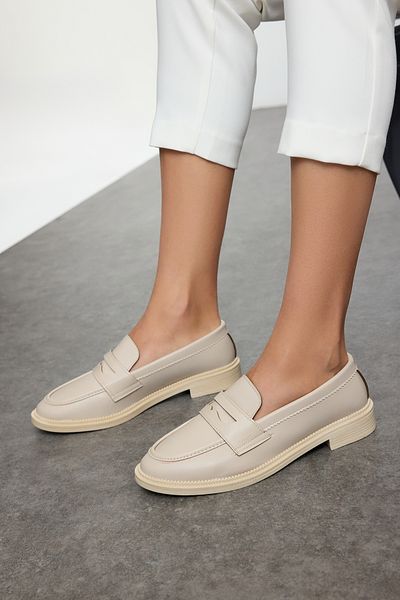 TRENDYOL SHOES Béžové ploché dámské mokasínové boty 
 TAKAW25LA00009