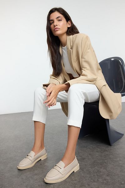 TRENDYOL SHOES Béžové ploché dámské mokasínové boty 
 TAKAW25LA00009