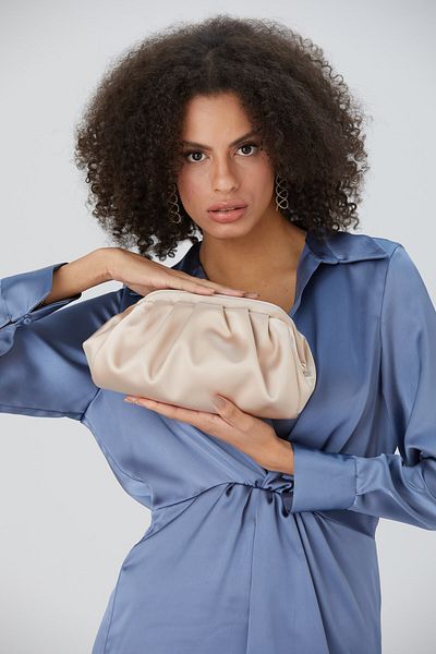 SHUBBAGS Γυναικεία τσάντα Clutch Clutch από σατέν ύφασμα Champagne Color Scholarship