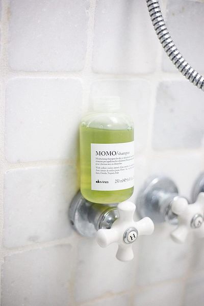 Davines Momo 250 ml - Shine Shampoo, Easily Combed Hair