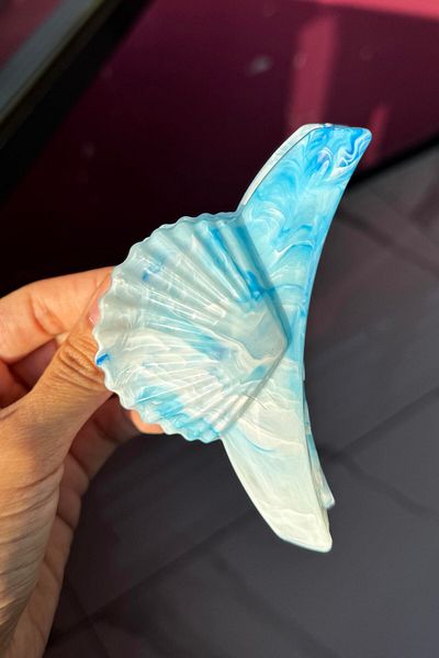 TAKIŞTIR مشبك مزلاج على شكل صدفة البحر باللون الأزرق