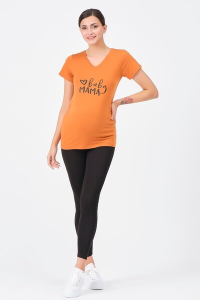 BUSA Цегляно-кольорова футболка з V-подібним вирізом для вагітних з принтом «...