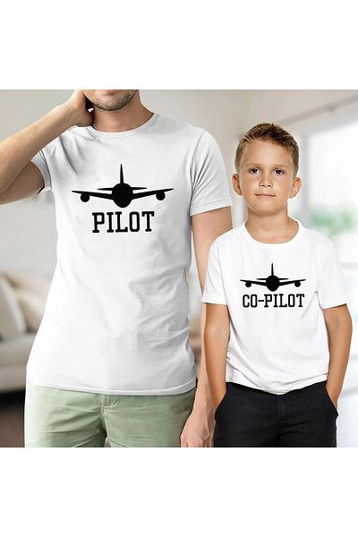 Tshirthane Μπλουζάκι Dad Son Pilot Co-pilot (ΠΡΟΣΘΗΚΗ 2 ΤΕΜΑΧΙΩΝ ΣΤΟ ΚΑΛΑΘΙ ΓΙΑ ΝΑ ΚΑΝΕΤΕ ΣΥΝΔΥΑΣΜΟ ΤΙΜΗ ΕΝΑ ΜΟΝΟ ΠΡΟΪΟΝ)