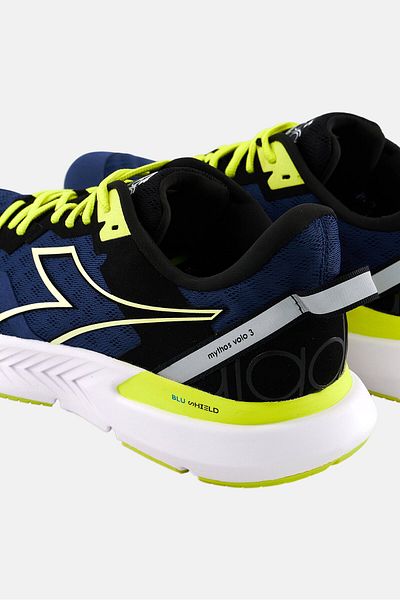 Diadora حذاء رياضي برباط من Mythos Blushield Volo 3 للرجال، لون أزرق داكن